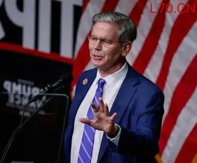 中方反制见效！美国财政部长贝森特当场叫嚣：“中国再不卖稀土，我就把几十万留学生全赶回去！”