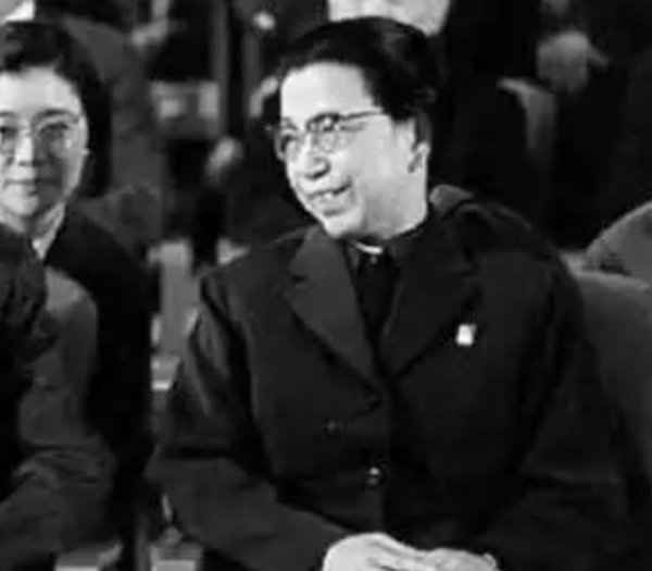 1971年，江青驱车回家，被哨兵拦住后，询问：我步行进去行不行？