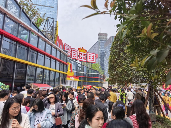 实探鸣鸣很忙“全球最大零食店”：开业即限流、试吃排长队 欲做零食“平台方”